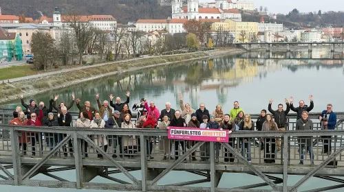 Jubel auf dem Fünferlsteg Stadtrat Urban Mangold lädt zum „Freudenfoto" ein