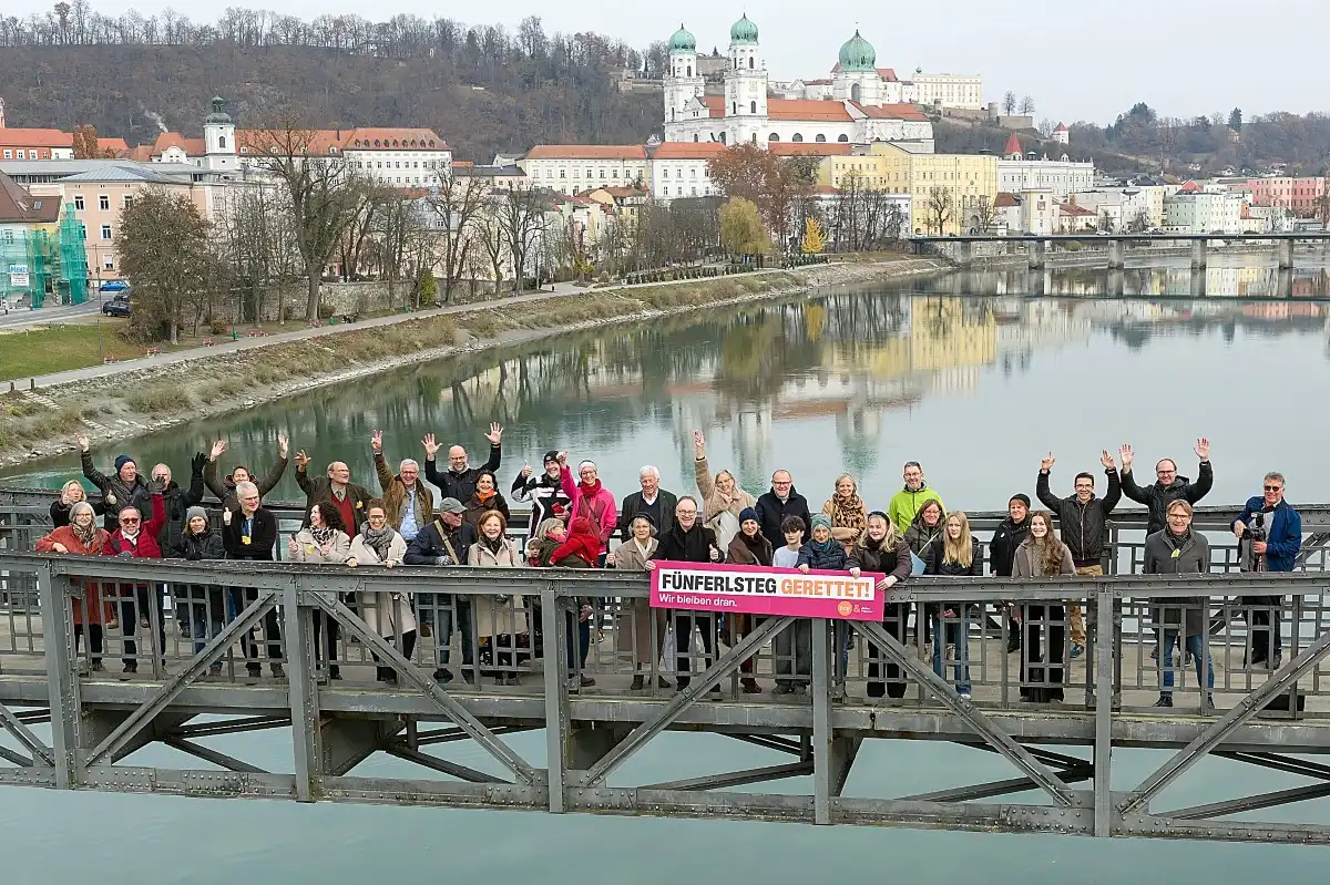 Jubel auf dem Fünferlsteg Stadtrat Urban Mangold lädt zum „Freudenfoto" ein